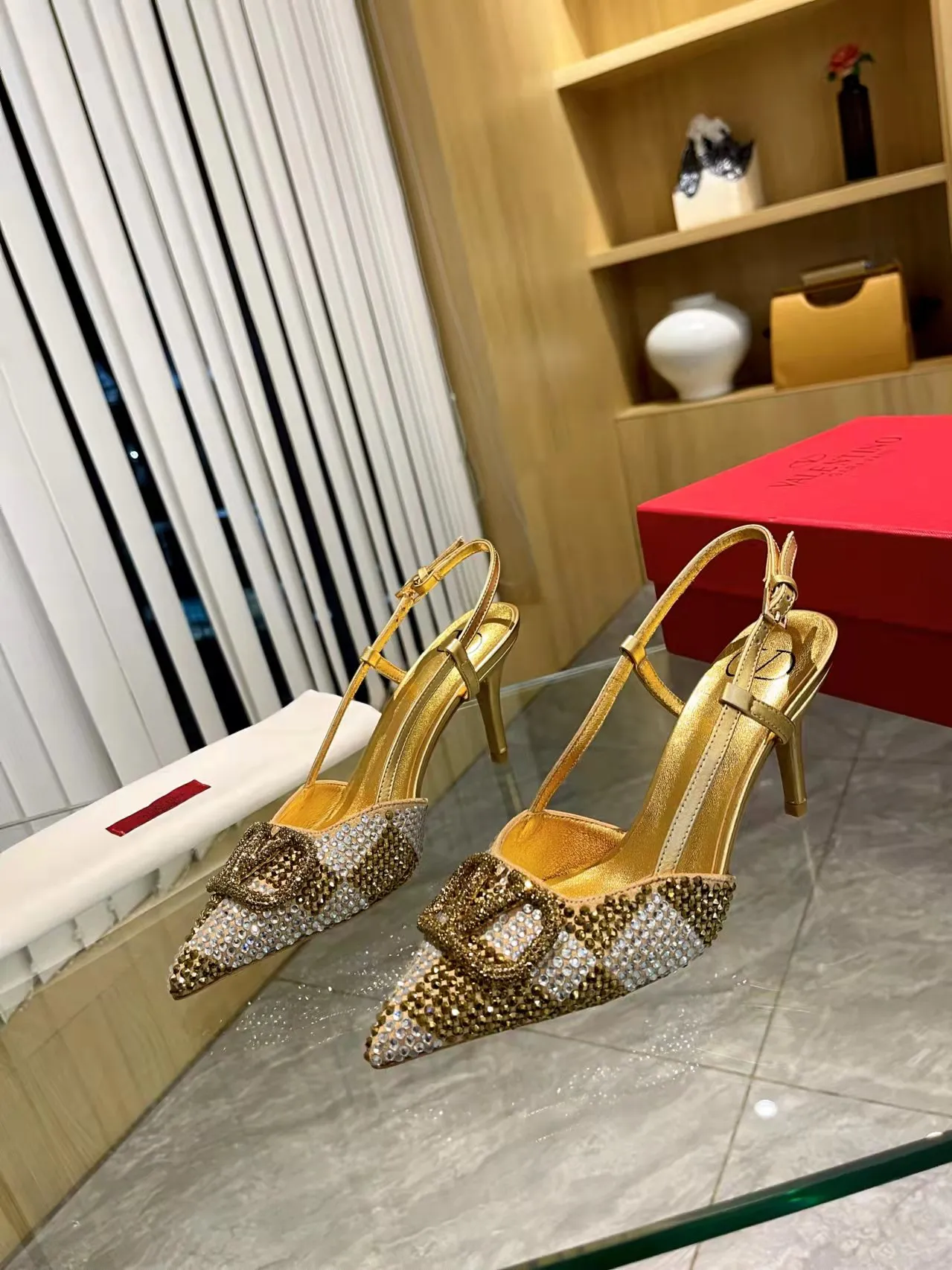 👟👟Ex-factory price 440👟👟 Genuine leather sole + 40 Kloesch diamond buckle Valentino.Valentino big v buckle single shoes ㊙️Latest series of counter genuine version with perfect details. Authentic products are made one to one. All details are consistent with genuine ones. The upper foot is very pedicure type. The key point is that it is very good and easy to control. It does not wear the feet and does not tire the feet. It is a walking artifact. The last shape is completely compared to the counter. The details are perfect. It is impossible to make such an exquisite product without the original version. Exclusive molded brass color. The highest version on the market. Fabric: imported sheepskin, lining and foot pads are all sheepskin. Color: 13 colors available. Sizes (34 to 42). Customized size 34 and 42. Non-returnable and non-exchangeable. Heel height: 7CM. Rubber sole. Genuine leather sole +40